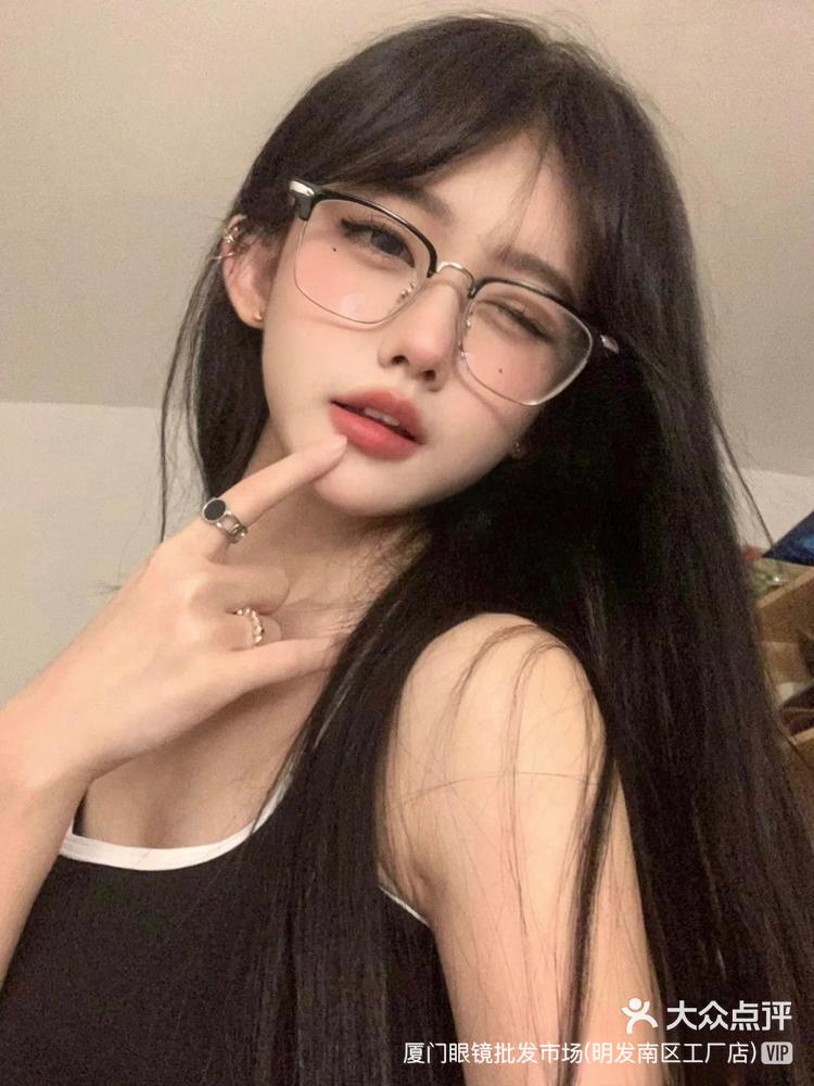 惊呆了这个小姐姐戴这个半框眼镜太好看了吧