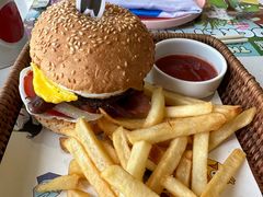 经典牛肉汉堡-水桶王国主题餐厅·聚会·生日派对·亲子活动·家庭套餐(亚龙湾希尔顿店)