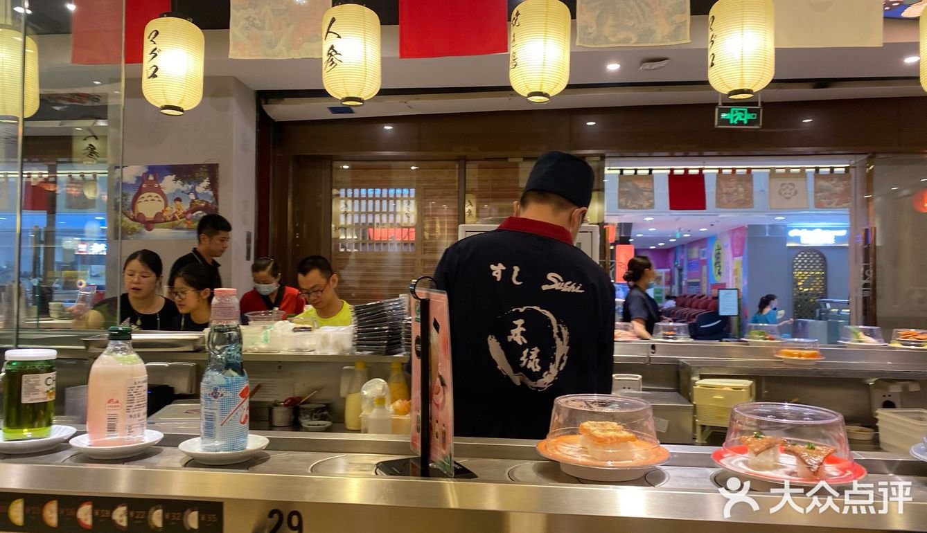 两个人吃了这么多 还有五六盘寿司
