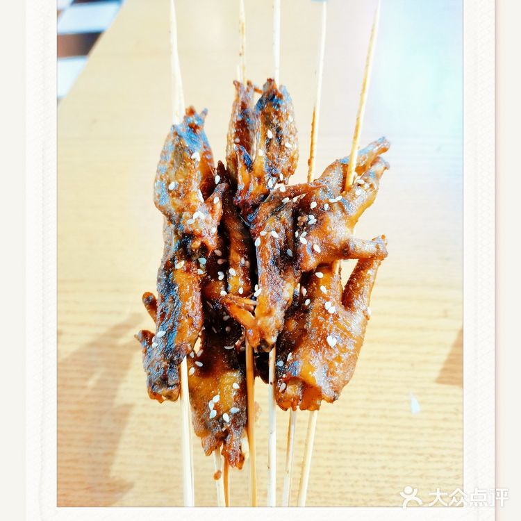 「绝味烤鸡翅」又香又嫩，一串两个，满足！