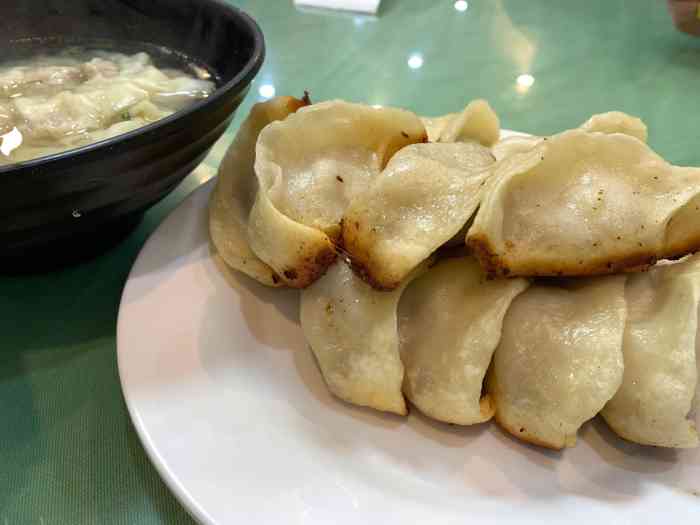 白玉兰小吃(新村路店)-"这里是一家比较有年头的老店,里面设施比较.