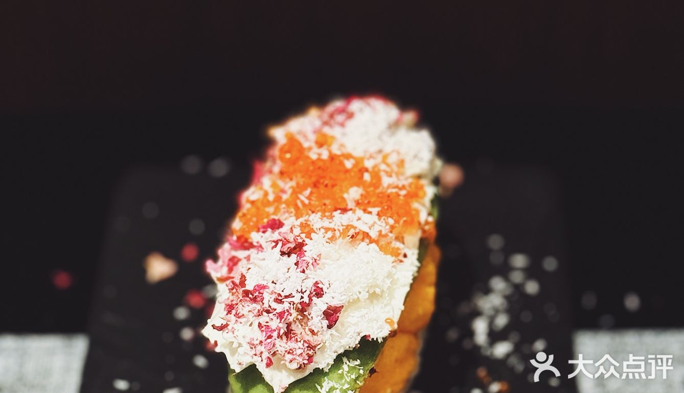 咬一口的寿司幸福