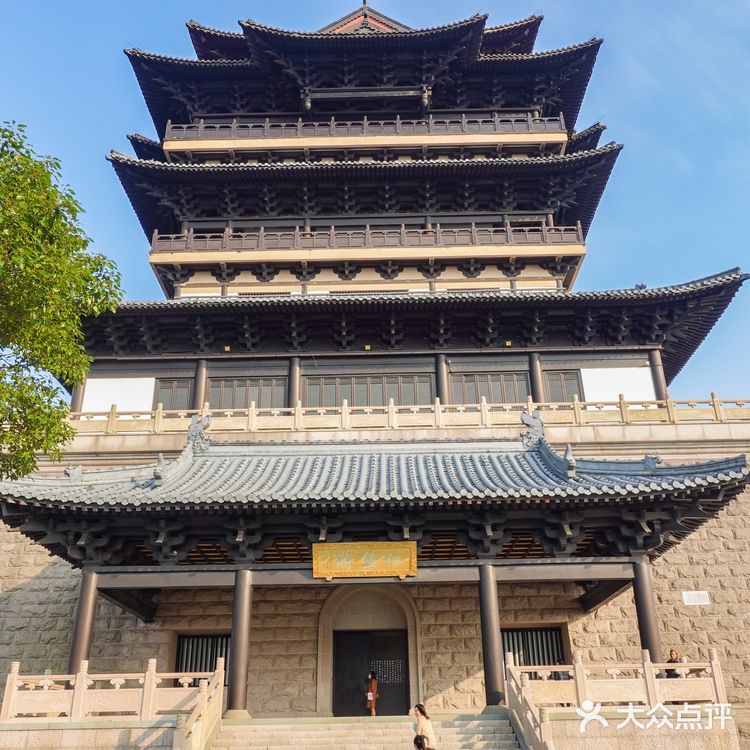 素有“湖州之巅”的美誉。 站于仁皇阁的脚下