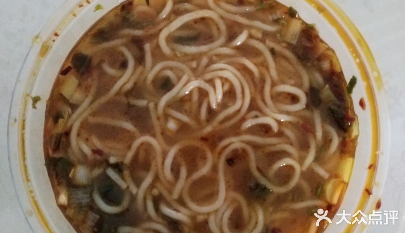屋内环境干净整洁。特别喜欢吃她家的酸辣米粉和炸石蛋