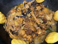 小鸡炖蘑菇-山妹子铁锅炖