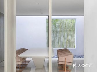 住宅非常宽敞，平整的空间，现代化的家具，黑色地毯让空