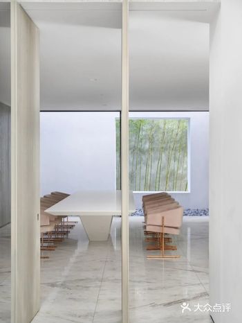 住宅非常宽敞，平整的空间，现代化的家具，黑色地毯让空