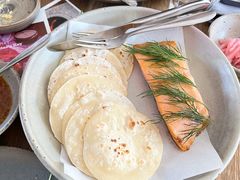 烟熏三文鱼配烤饺子皮和芥末籽酱-BOR Eatery(安福路店)