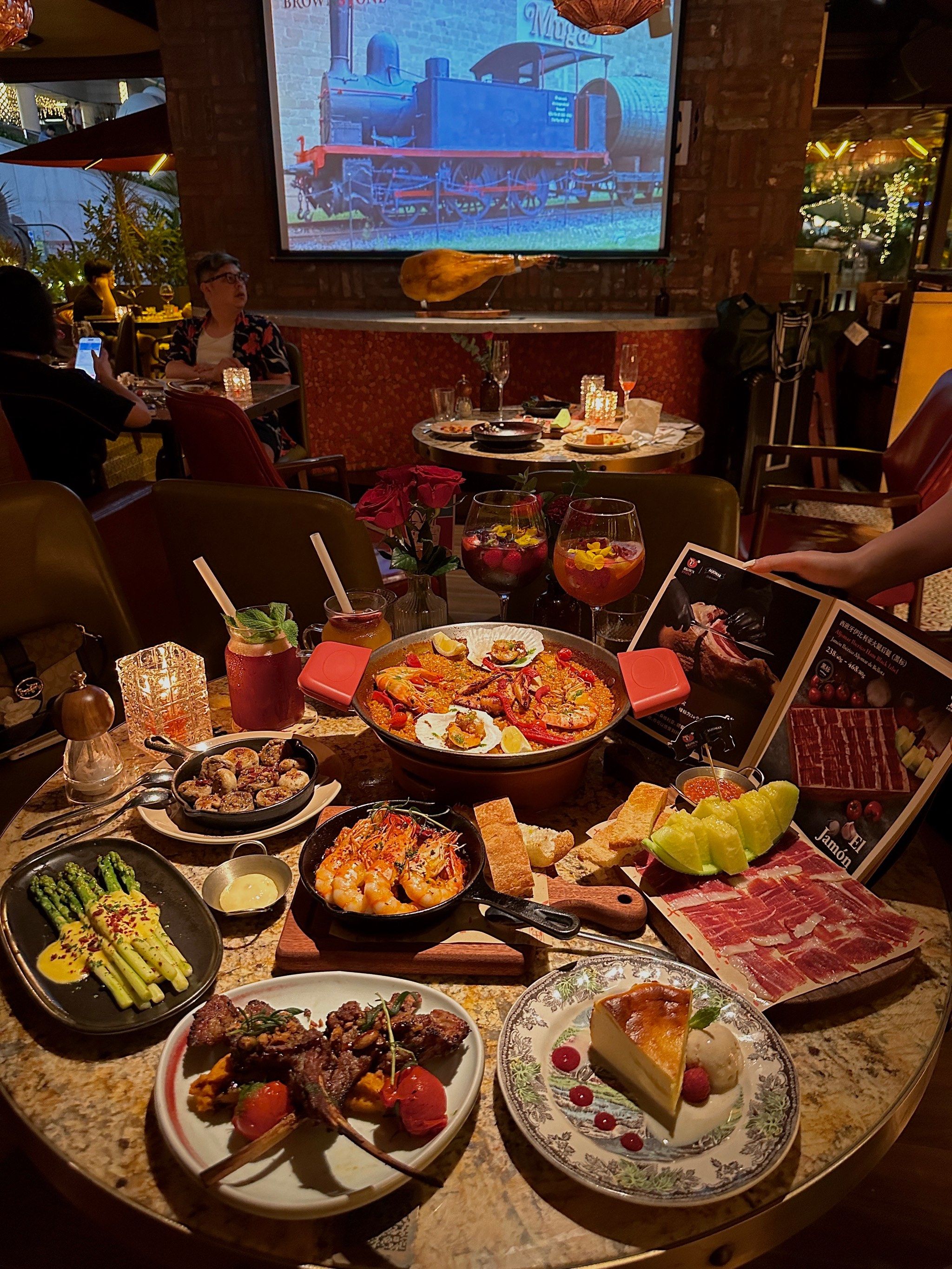 n伊比利亚火腿是现场片的,选了后腿绿标部分…
搭配了蜜瓜