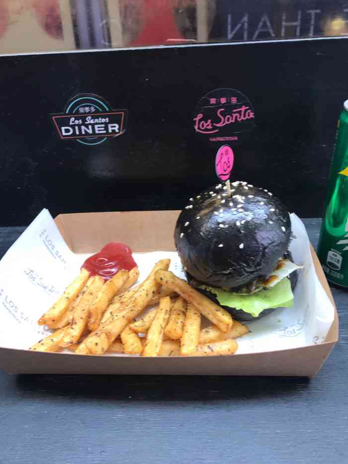 打分 汉堡牛肉馅多汁,里面夹有牛肉,蔬菜,水果,且一个就能吃饱