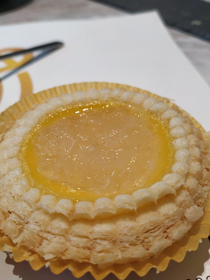 燕窝蛋挞……皮很酥,一碰就掉渣