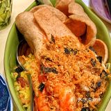 菠萝海鲜饭全场最惊艳 好吃料很丰富 有葡萄干肉松