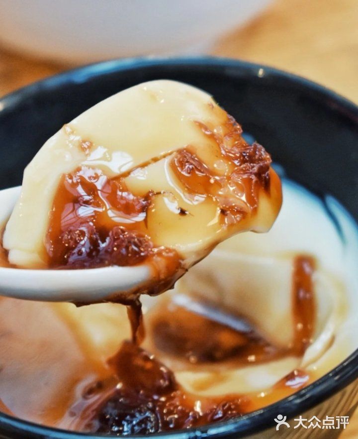 豆花的鲜嫩配上玫瑰黑糖酱,和布丁 的口感一样