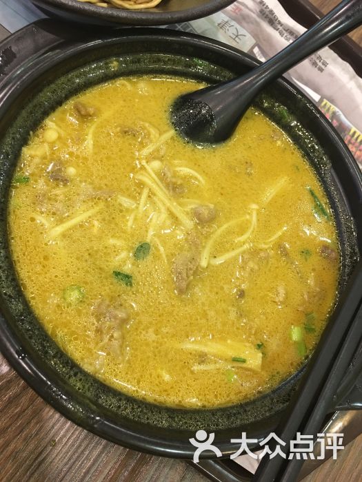 酸汤肥牛砂锅