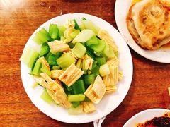 芹菜腐竹-宝瑞门钉肉饼店