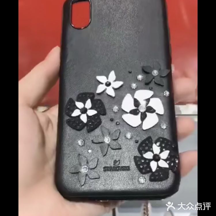 施华洛世奇两三折，仅二三百，买了一些送人