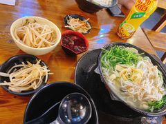 -丽虹云南过桥米线(兴工街店)