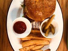 嫩煎澳洲牛肉汉堡-HELLO 27 意面·沙拉·帕尼尼