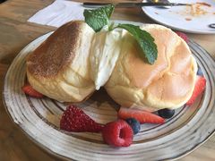 莓果奶油芝士舒芙蕾松饼-UPPER KITCHEN(延安路店)
