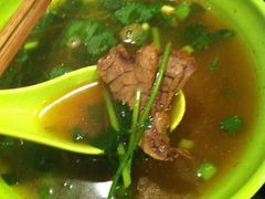 牛肉汤里的肉好足-张记牛肉面馆(天津路店)