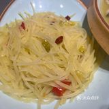 西湖边拥挤的跷脚牛肉馆子