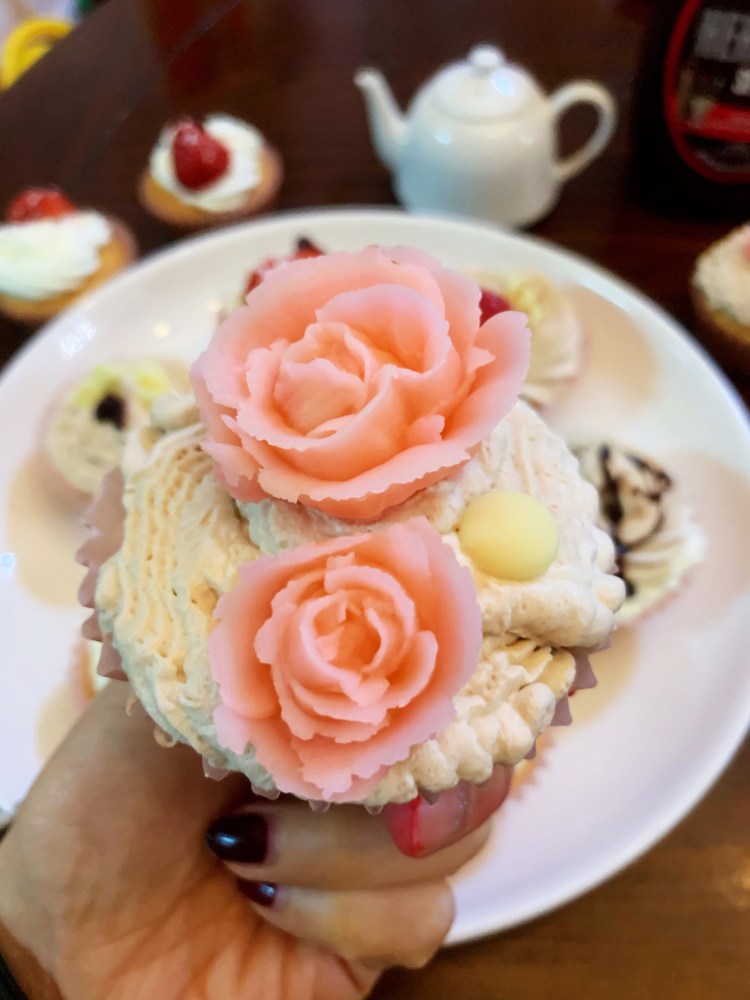 鲜奶油裱花韩式裱花纸杯蛋糕