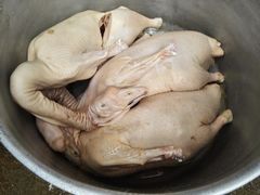 清洗完毕的大鹅-化念转角烤鹅