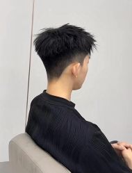 -一家只做男发烫染的店