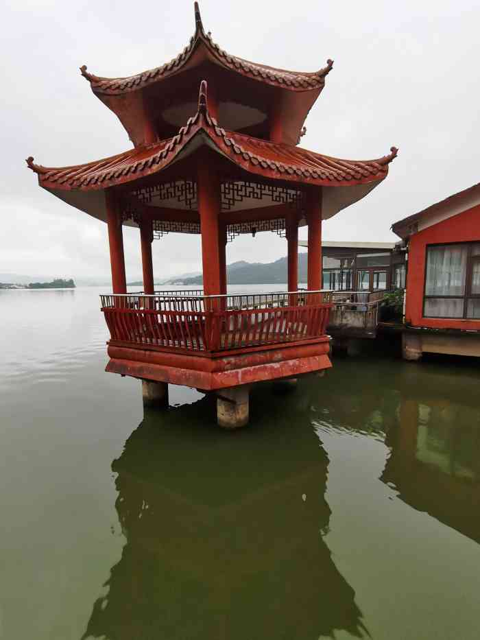 向阳渔港(东钱湖店)-"地理位置很好,紧邻东钱湖边,边吃边看湖景.