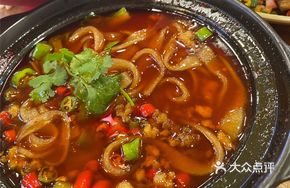 Braised Pork and Wide Noodles in Clay Pot