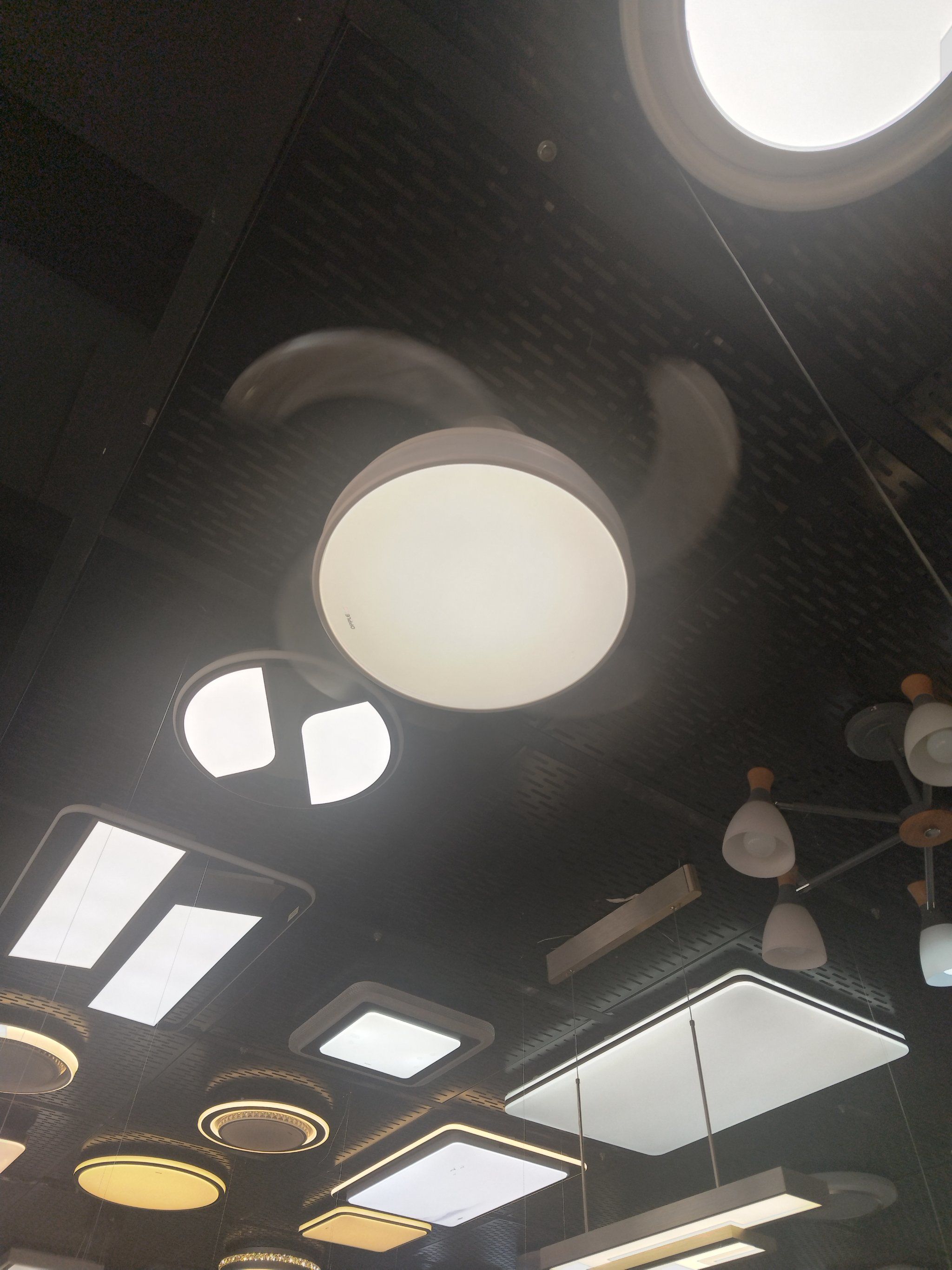 欧普风扇灯配备了led灯或灯泡,能够提供