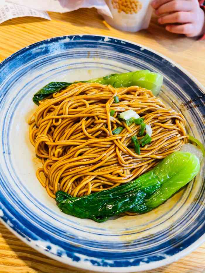 点评上这家店评价还蛮高的 点了碗推荐的酥鸭面 鸭腿是真的炖的很酥