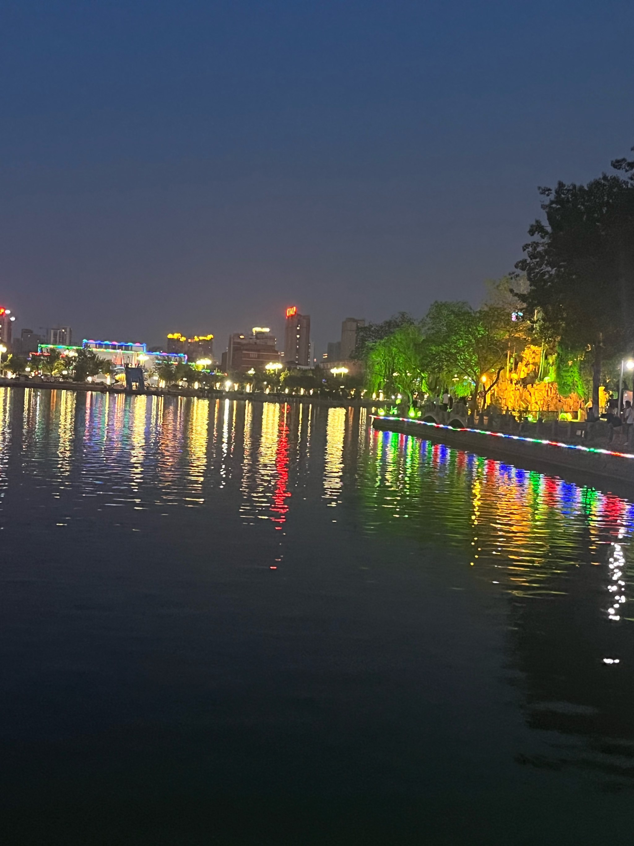 夜晚德州百货大楼的夜景 湖滨大道的灯光堪