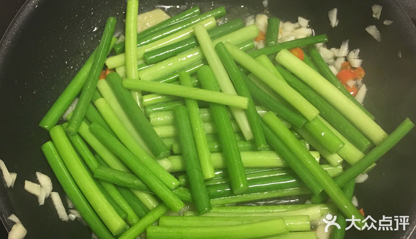 简单粗暴原始做法之清炒蒜苔   
