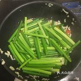 简单粗暴原始做法之清炒蒜苔   
