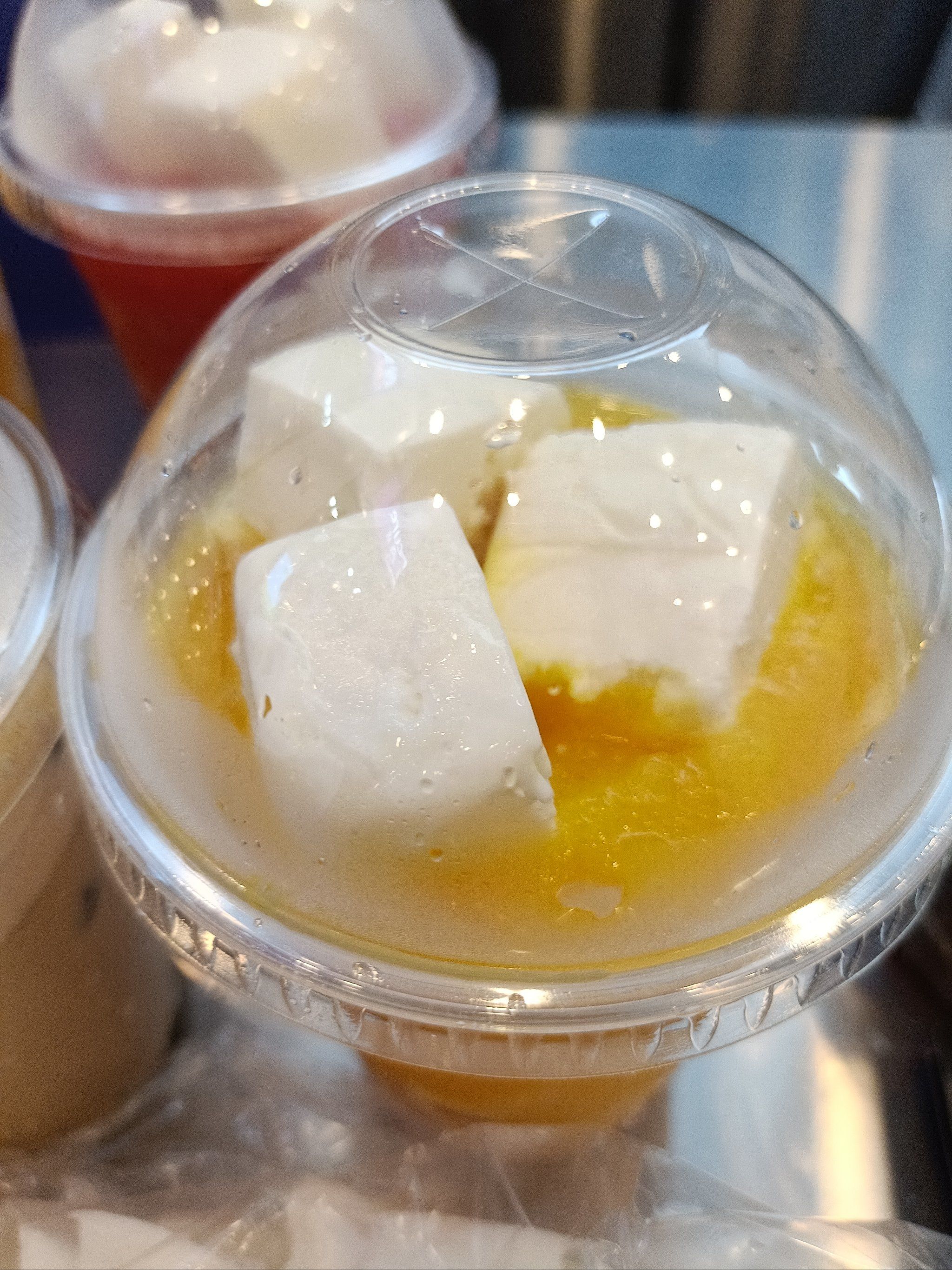 旺某卡隔壁新开业的,看着人多,就好奇凑热闹看看,还不错,奶茶上放冰砖