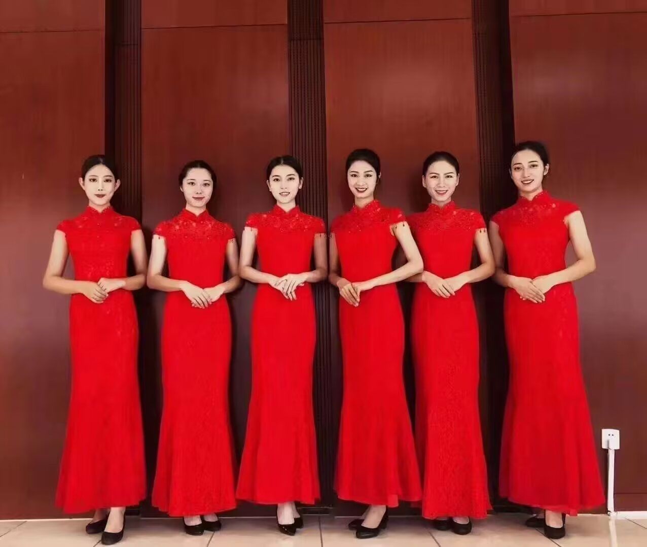 以下是适合商业演出的旗袍租赁类型:
