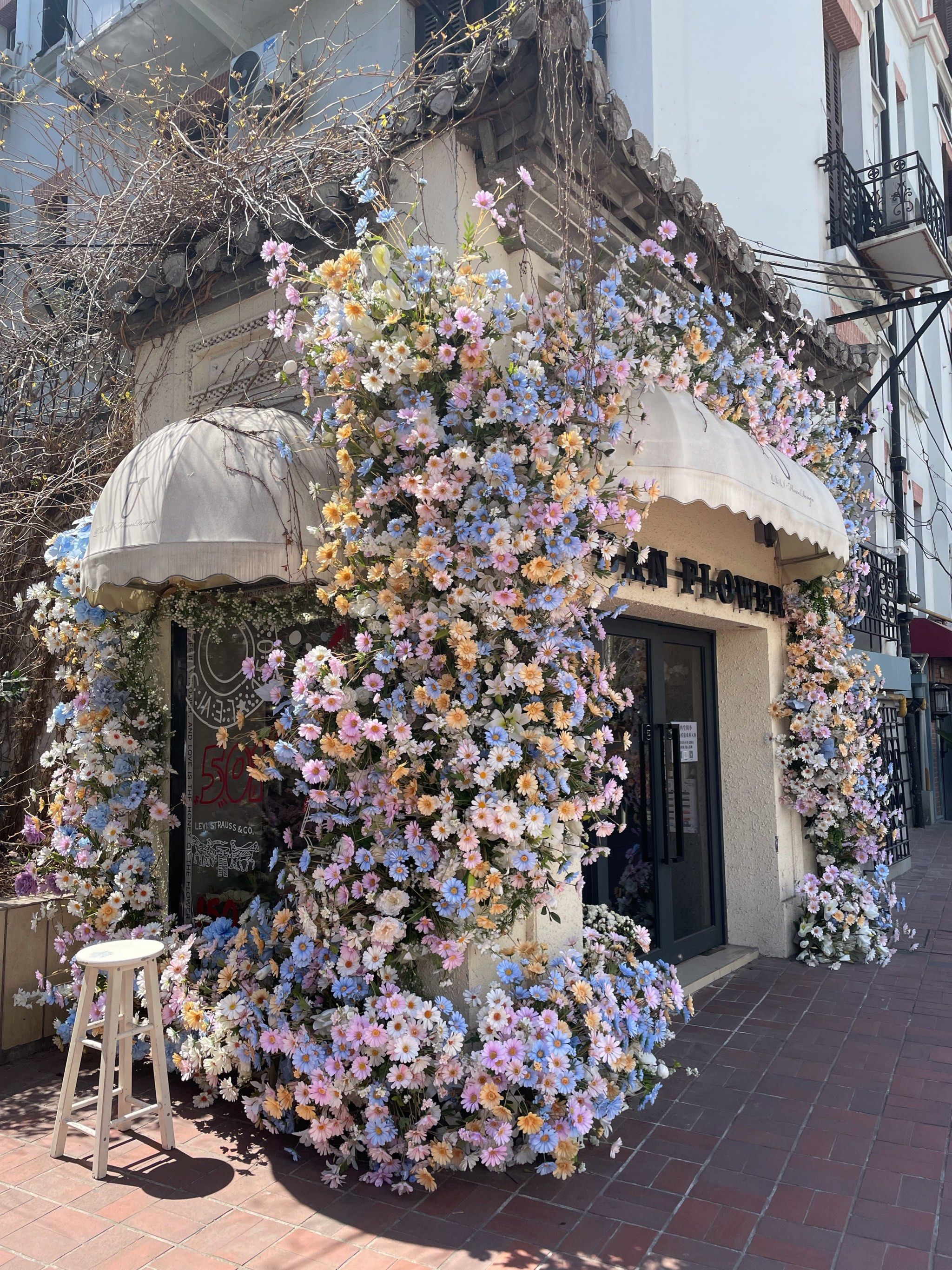 地铁口的花店又换新装饰