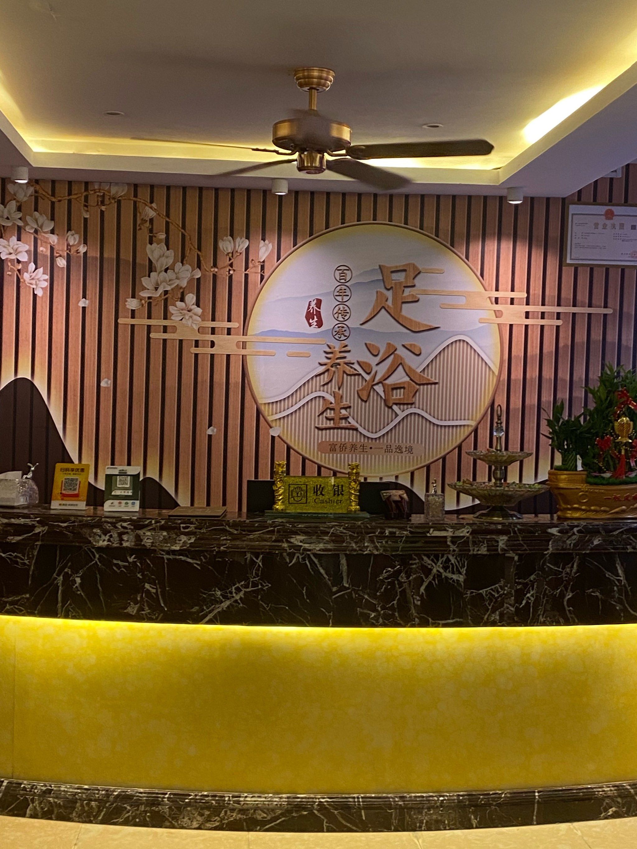 这家按摩店真的很专业 环境也干净整洁 没有想象中那么差 很干净 包厢