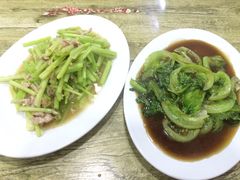 芹菜肉丝和蚝油生菜-成都冒菜四川一绝(景谷路店)