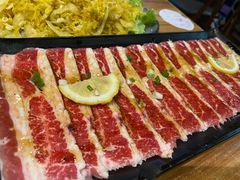 柠檬香草黑椒牛五花-小米烤肉-泥炉炭烤(常营店)