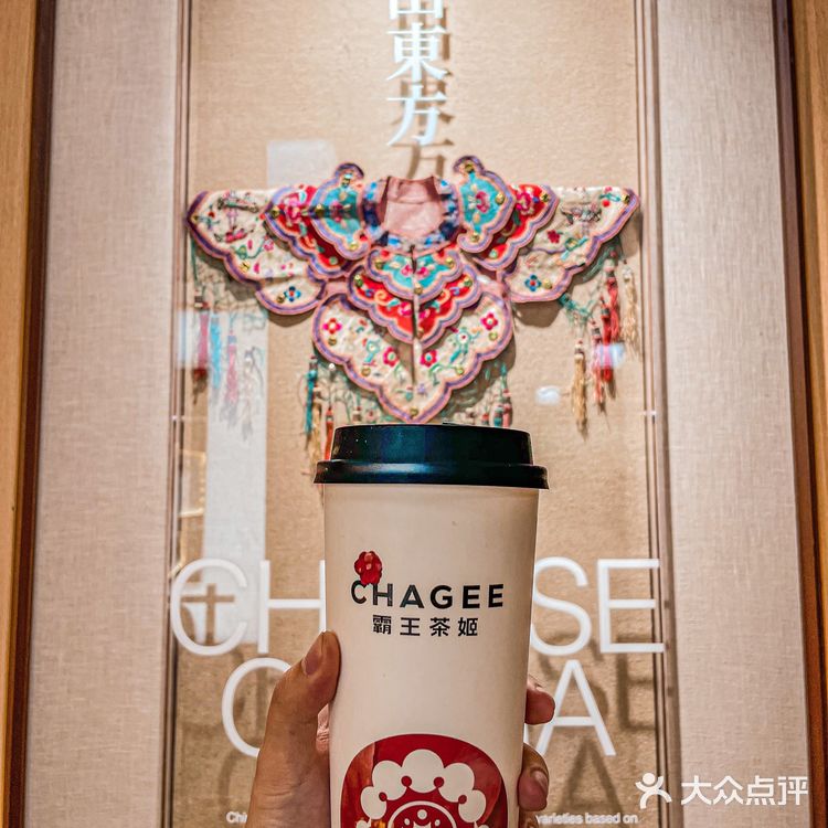 霸王茶姬红色山茶花，与君共品花茶香。