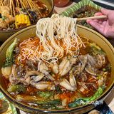 炸过的撒上黑芝麻碎和白芝麻