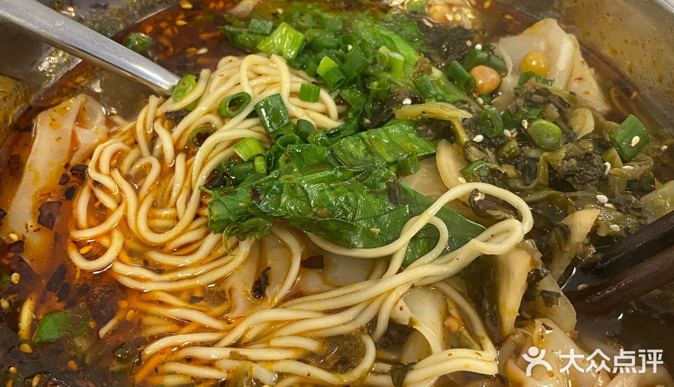 看见一家重庆粉面，环境干净，偶尔也会听见老板讲成都话