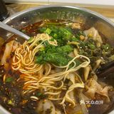看见一家重庆粉面，环境干净，偶尔也会听见老板讲成都话