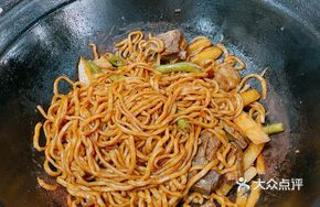 Braised Pork Rib Noodles in Iron Pot