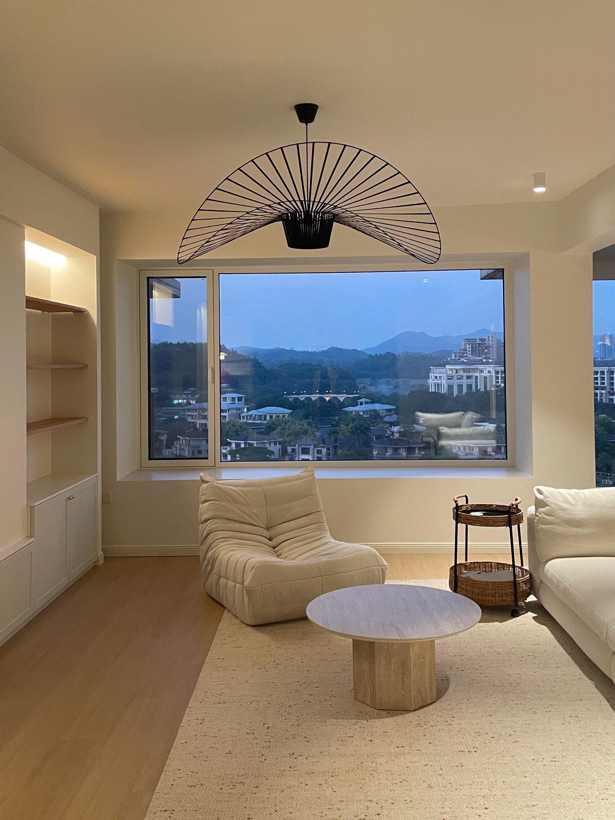 百叶窗轻垂着,营造出半透的视觉效果,令人眼前