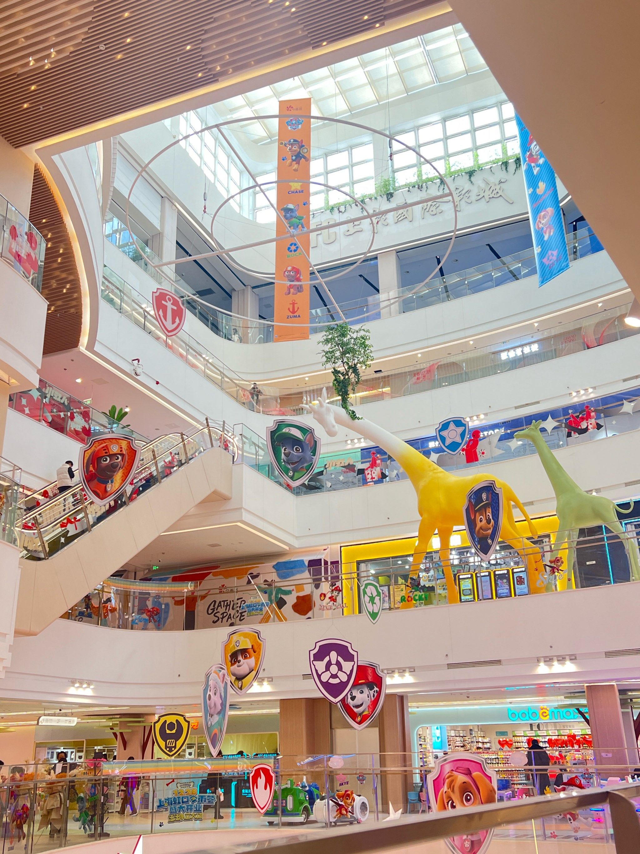 大型商场里的逗趣一幕