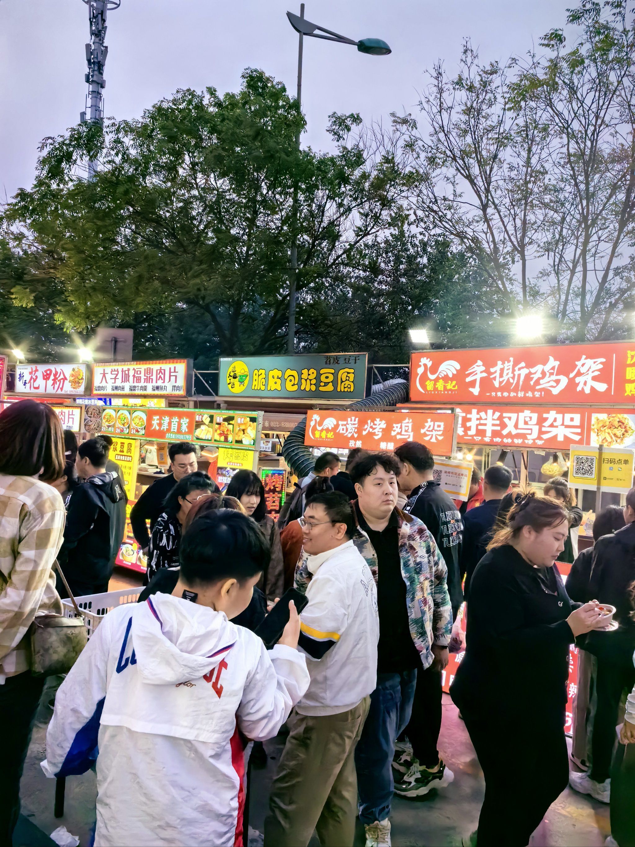 夜市 #天津姚村夜市 #0元玩转这座城市 #天天领红包 
摊位外昂篌