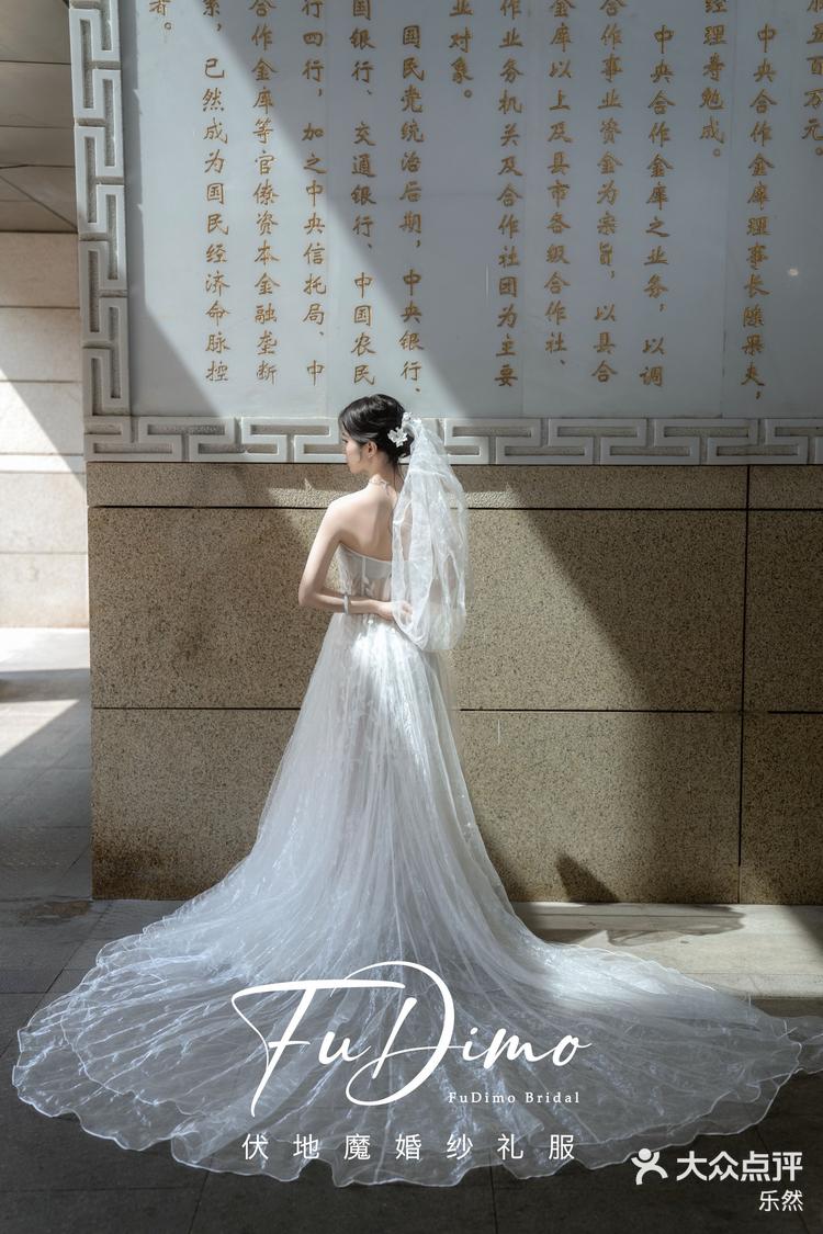 乐然 6月20日 15:33 关注 婚礼那天的温柔背影 自然光与流光礼服的